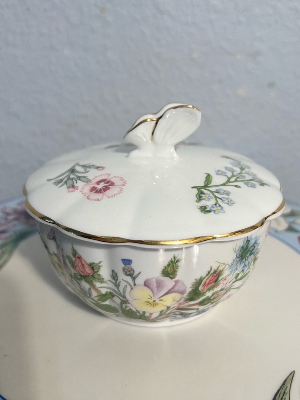 Lidded Sugar Bowl Aynsley "Wild Tudor" Fine Bone China Made in England